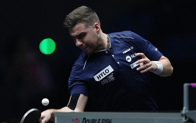 詹姆斯赛后向卡斯尔赠送签名球衣：年轻的国王，继续加油